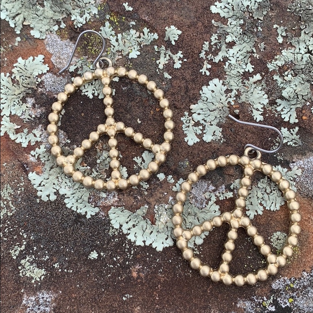 Earrings. So FUN to wear! ✌️